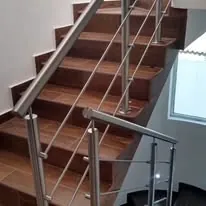 Barandal de acero inoxidable en escalera de madera