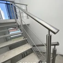 Barandal inoxidable en escalera gris