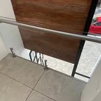 Protección y barandal en acceso interior
