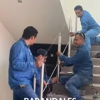 Equipo instalando barandal de acero inoxidable