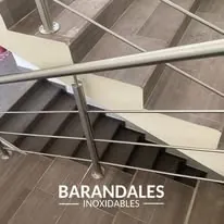 Escalera con barandal de acero inoxidable